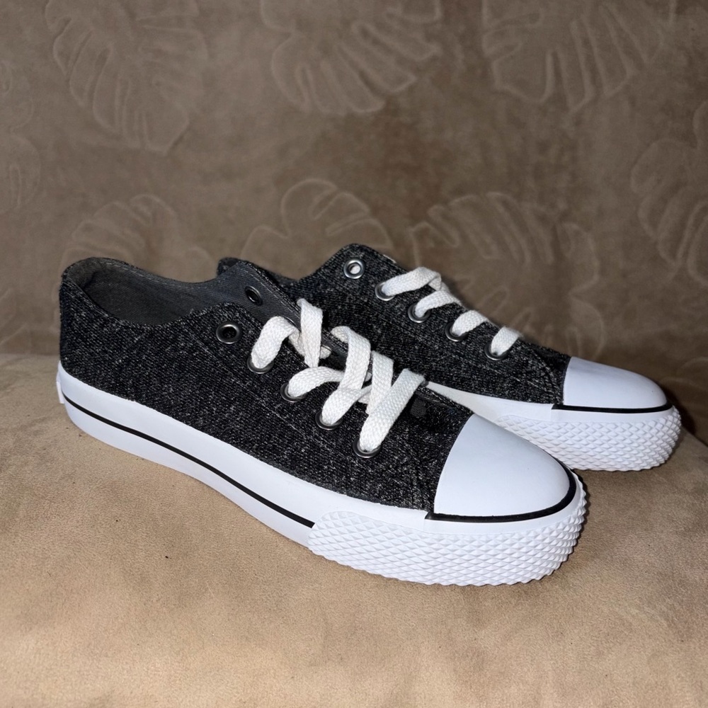 Airwalk Legacee low-top sneakers with a gray heathered canvas upper